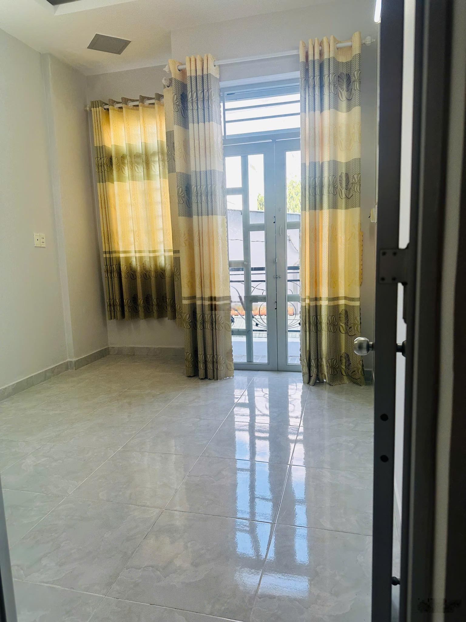 Bán nhà riêng 3 tầng Quận 12 Ngay Chợ Hiệp Thành Hẻm Thông Xe Hơi 3pn, 2wc, phòng thờ Có GPXD