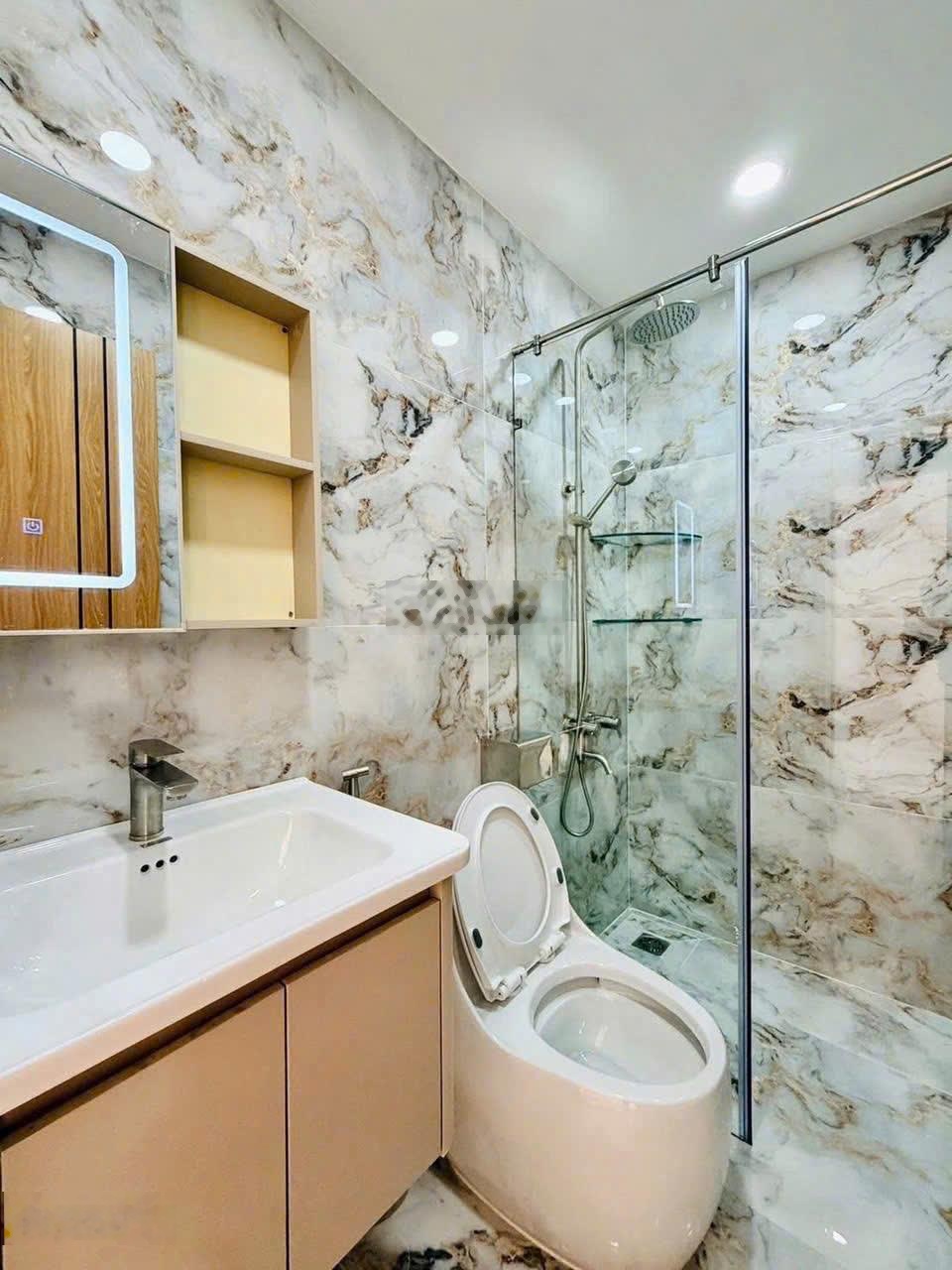 Nhà giá ngộp cần bán gấp Đào Duy Từ P8 Quận 10. Giá:4,65 tỷ. Dt:75m2. 4Tầng. 5PN 6WC. Sổ Hồng Riêng