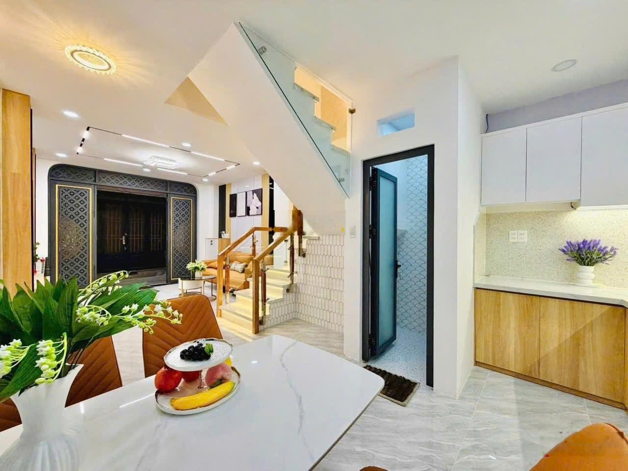 Nhà đẹp giá tốt ngay hẻm Hoa Lan p7 Phú Nhuận. Giá 3,1 tỷ. Dt: 60m2. 1T1L. 2PN 2WC. Sổ Hồng Riêng.