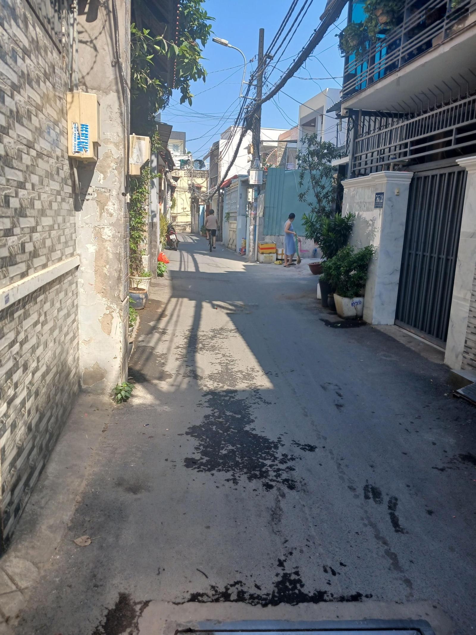 Gần công viên tầm vu- bình thạnh- 2 tầng- hẻm nhựa thoáng- nhỉnh 4 tỏi