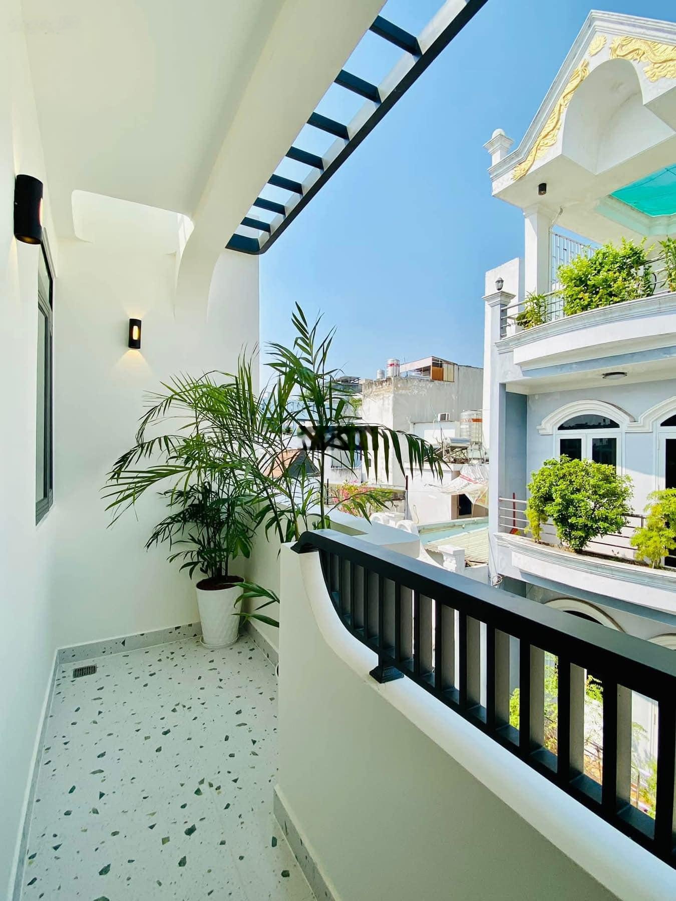 Nhà đẹp HXH ngay Lạc Long Quân, P13, Tân Bình, DT 84m2, giá 4 tỷ 350, cho thuê 20tr, sổ hồng riêng