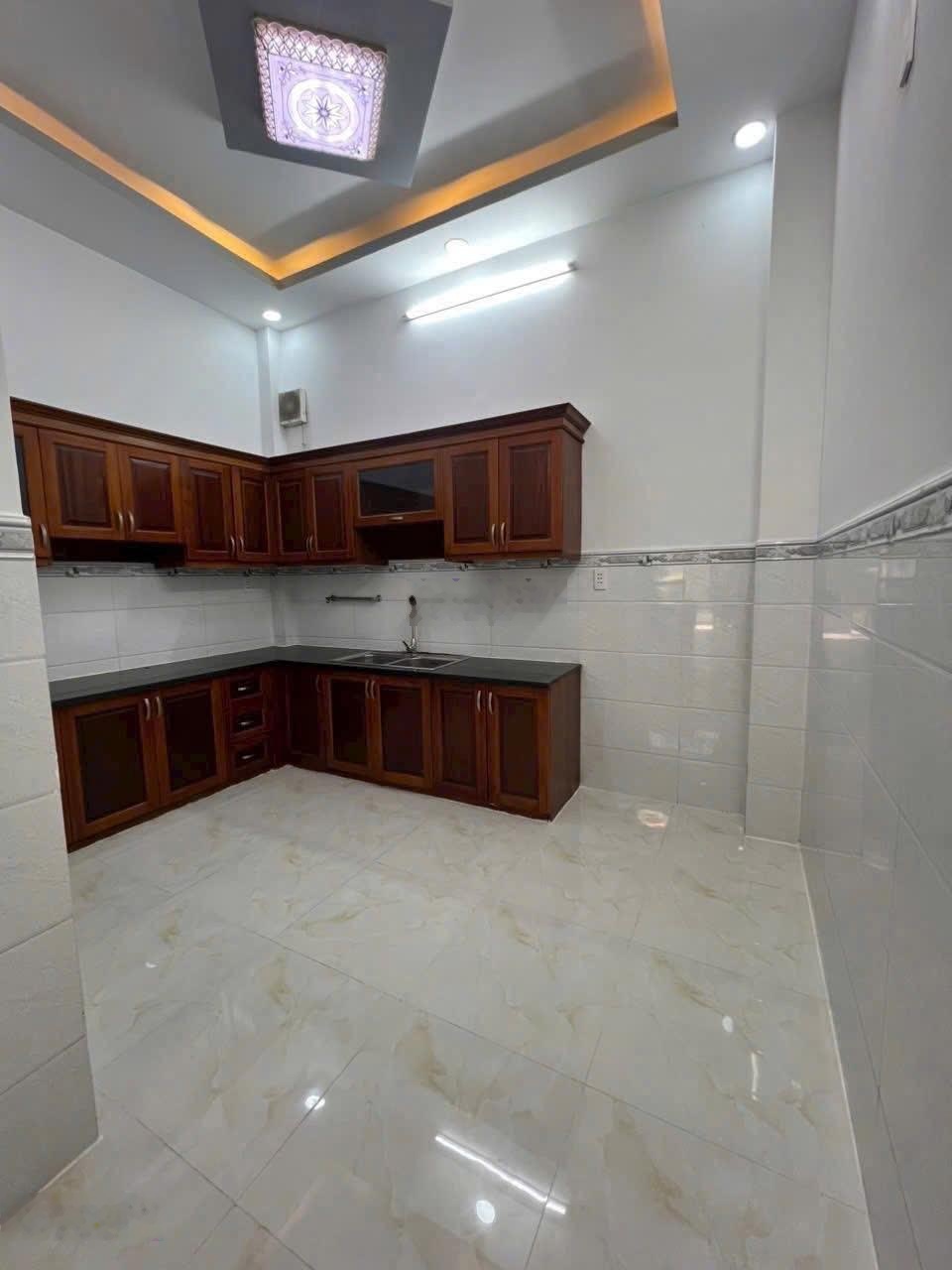 Nhà 2 lầu sát công viên Làng Hoa. 62m2 sổ sẵn ra hàng gấp chủ ngộp không trụ nổi ngân hàng