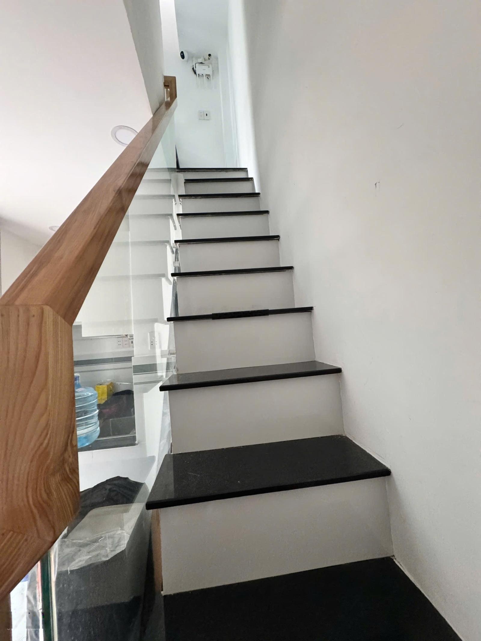 Bán nhà nhỏ hẻm 1/ lạc long quân p3 quận 11. 2pn, 3wc