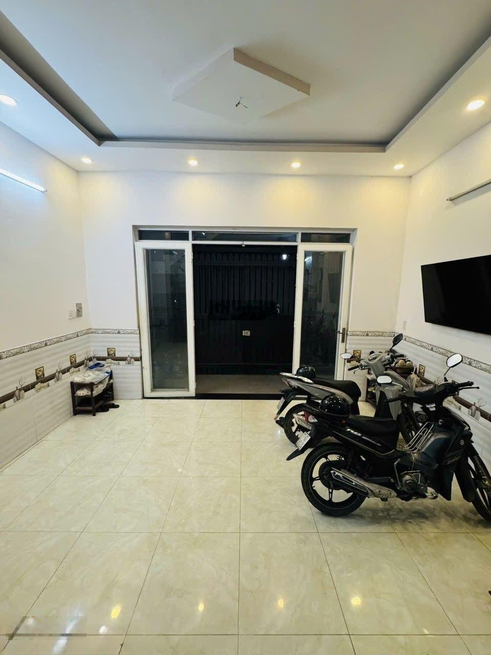 Bán Nhà đẹp , giá rẻ tại Nguyễn Phúc Chu, 5,2 tỷ, 50 m2, 4PN, 5WC, 3 tầng