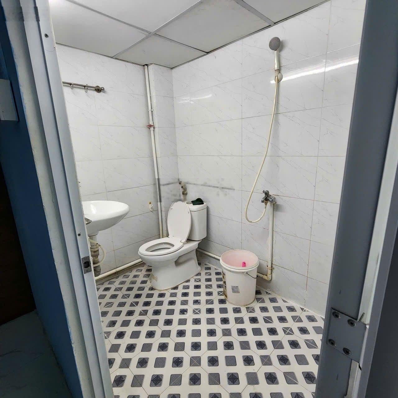 Nhà cấp 4. DT 3.5 x 12m, hẻm 3m cách 30m ra mặt tiền gần vòng xoay Lê Đại Hành