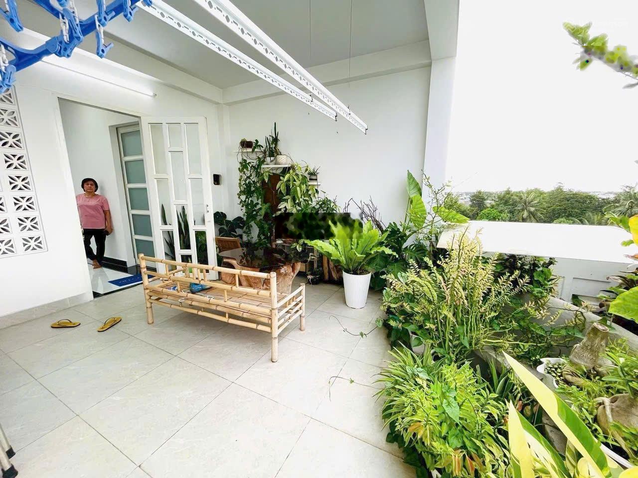 Nhà dễ cho thuê. 68m2 Khu chợ Hoàng Hoa Thám, Tân Bình. Xây 4 tầng, oto vô tận nhà. Giá chỉ 4 tỷ.