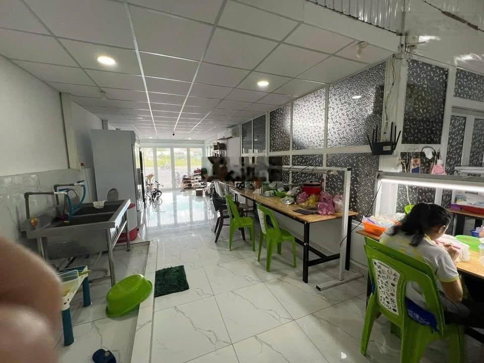 Chủ ngộp bán gấp nhà 10x20m, 200m2 giá 790 triệu ngay Chợ An Phú Tây cho thuê 24 triệu/tháng