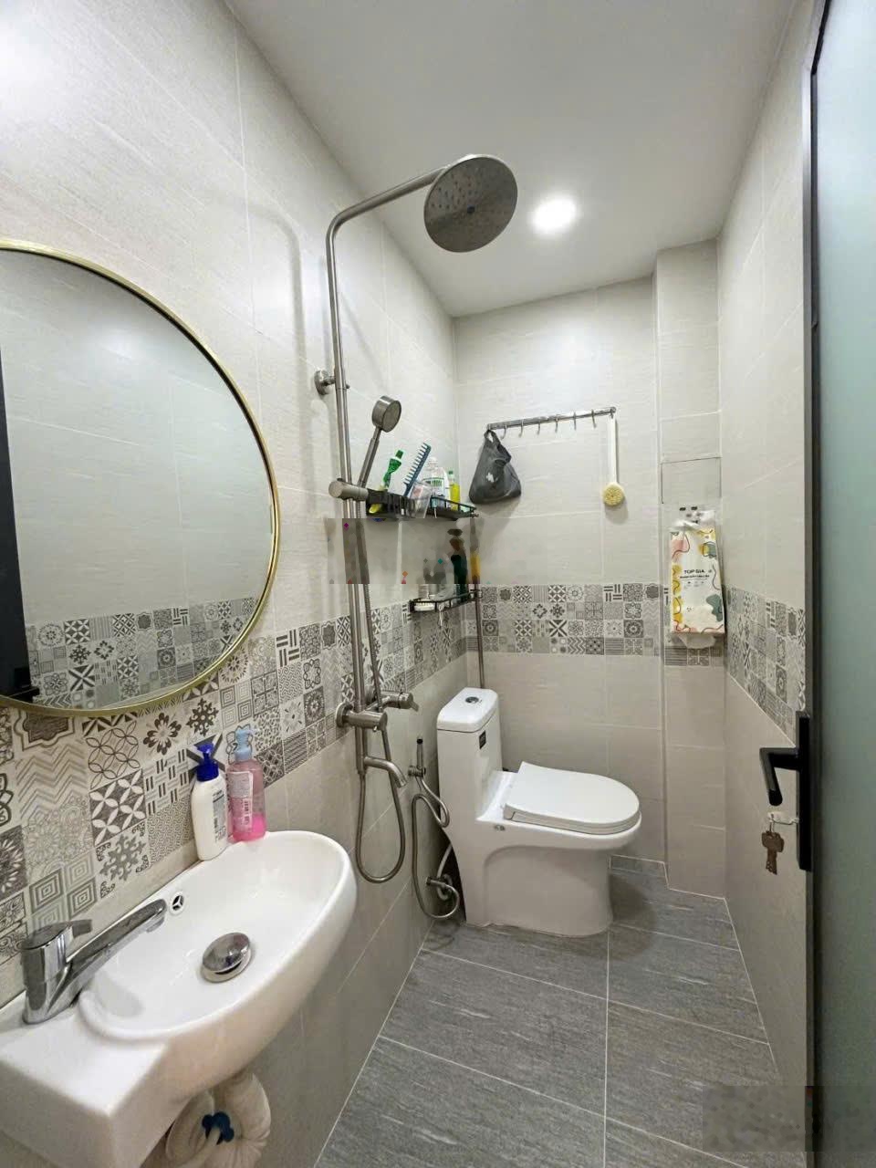 Bán nhà cực đẹp - xe hơi cặp sát nhà - khuôn đất đẹp nở hậu- sát quận 1