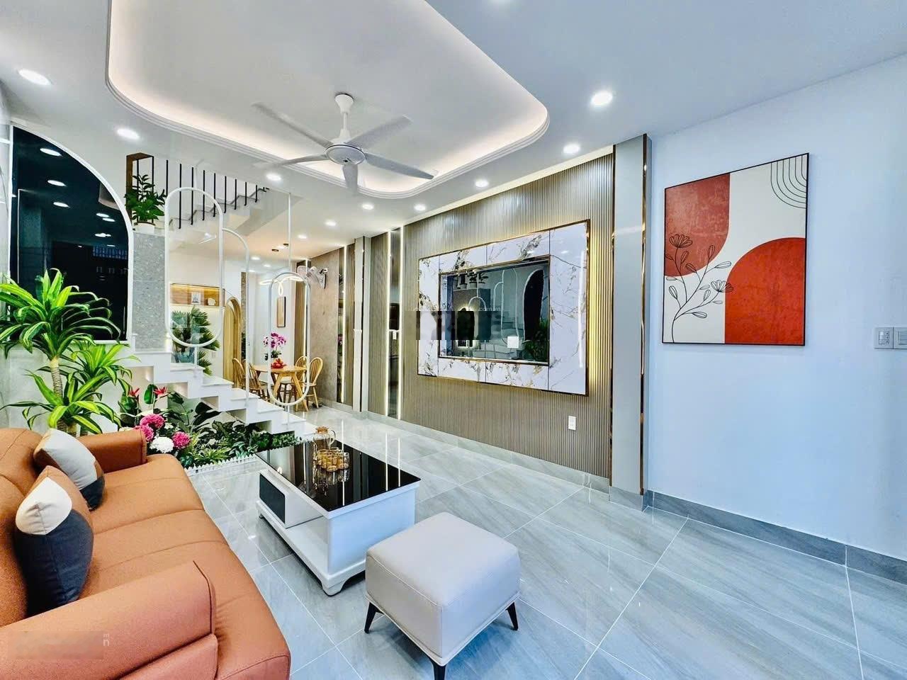 Nhà cần bán gấp tại Điện Biên Phủ P.10 Q.10. Giá: 4,15 tỷ. DT: 65m2. 3PN 3WC. 2 Tầng. Sổ Hồng Riêng