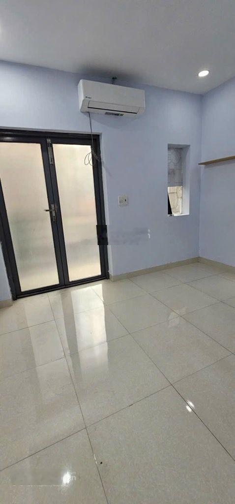 Nhà bán 5,3 tỷ , Trần Hưng Đạo, Q1 , cách HXH 10 m, 2 tầng, dt 28 m2.