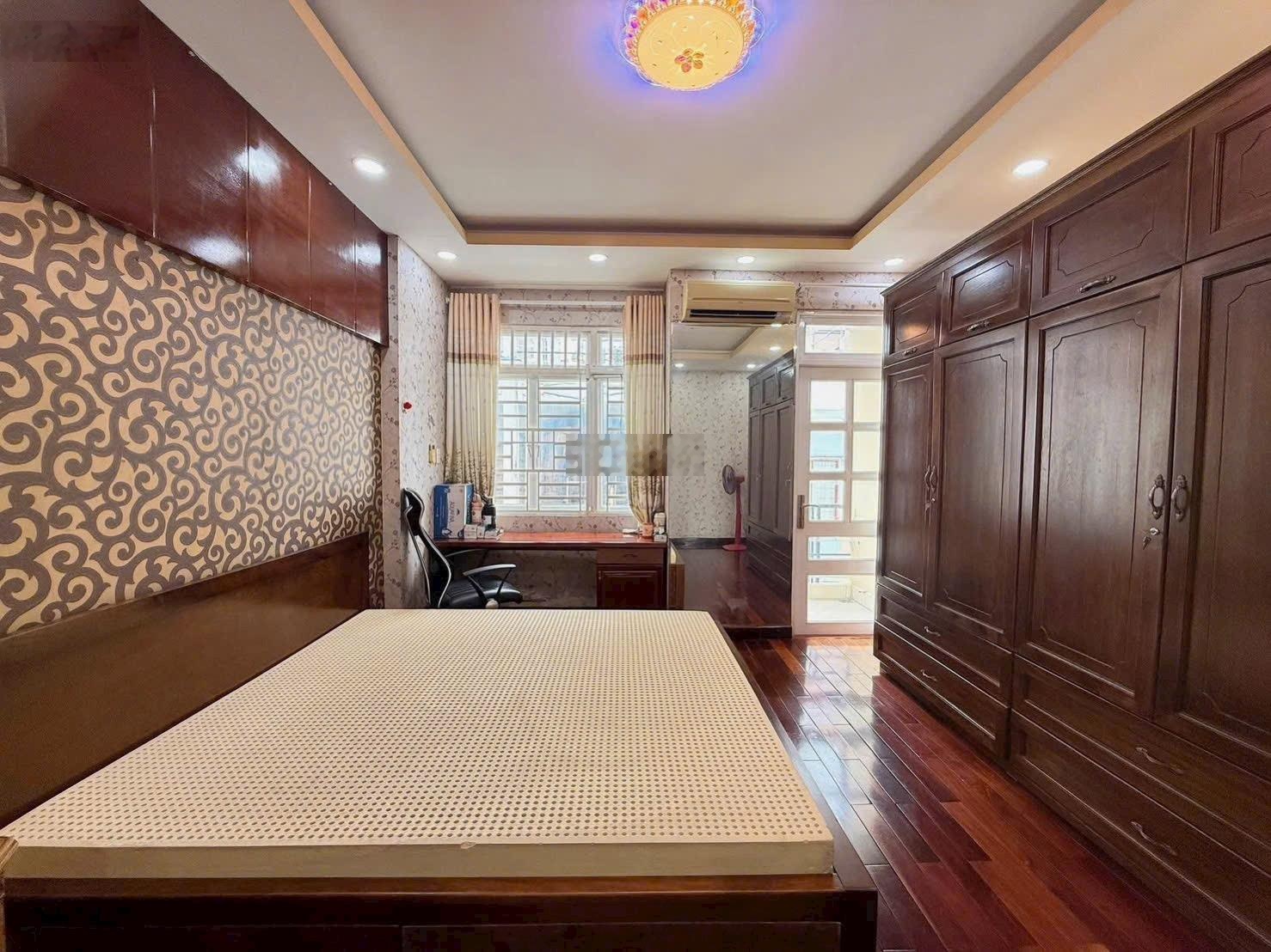 Nhà ngay trục đường sầm uất Nguyễn Văn Công, GV. Chủ nhượng lại 3Tỷ580 còn TL