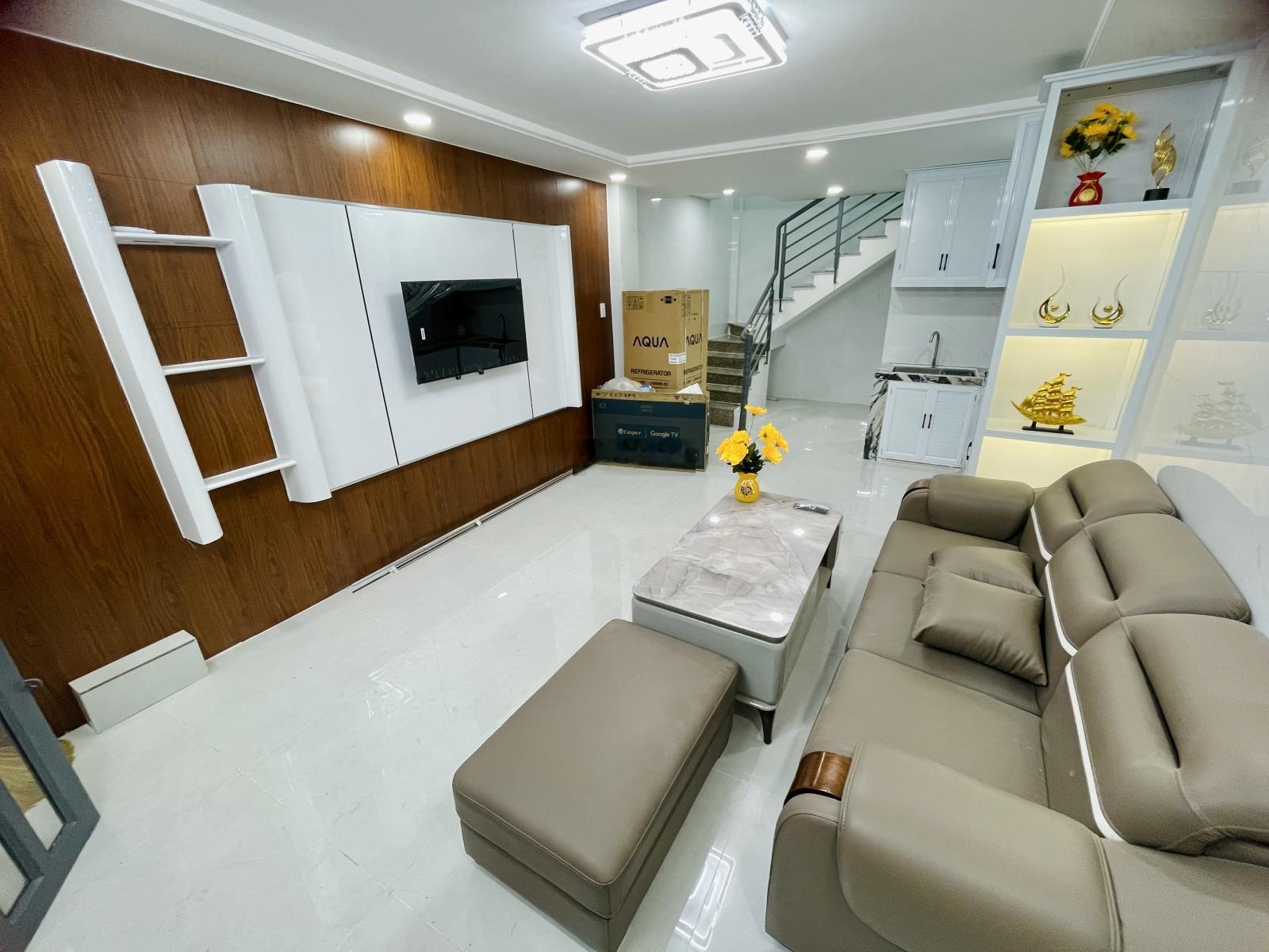 Bán nhà Lạc Long Quân, P.3, Quận 11, nhà sửa mới sạch đẹp ở liền, nở hậu nhẹ, gần giáo xứ Bình Thới