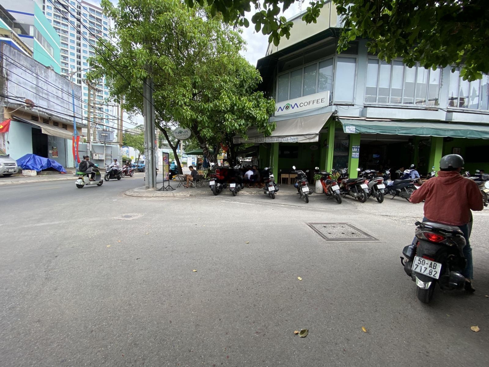 Nhà Cạnh Eon tân phú , 50 m 3 tầng 4.9 tỷ hẻm oto đỗ cửa