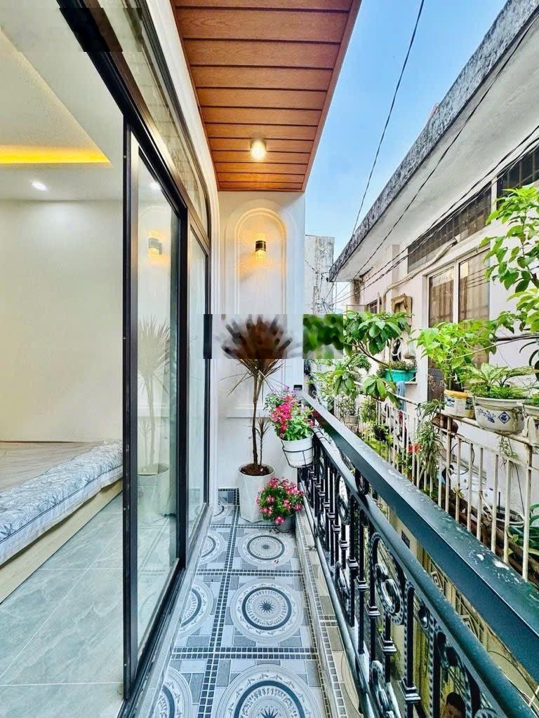 5T750 NGAY ĐẠI HỌC VĂN LANG THÔNG TĂNG BẠT HỒ Diện tích: 3.8m x 9m. Hướng Đông.