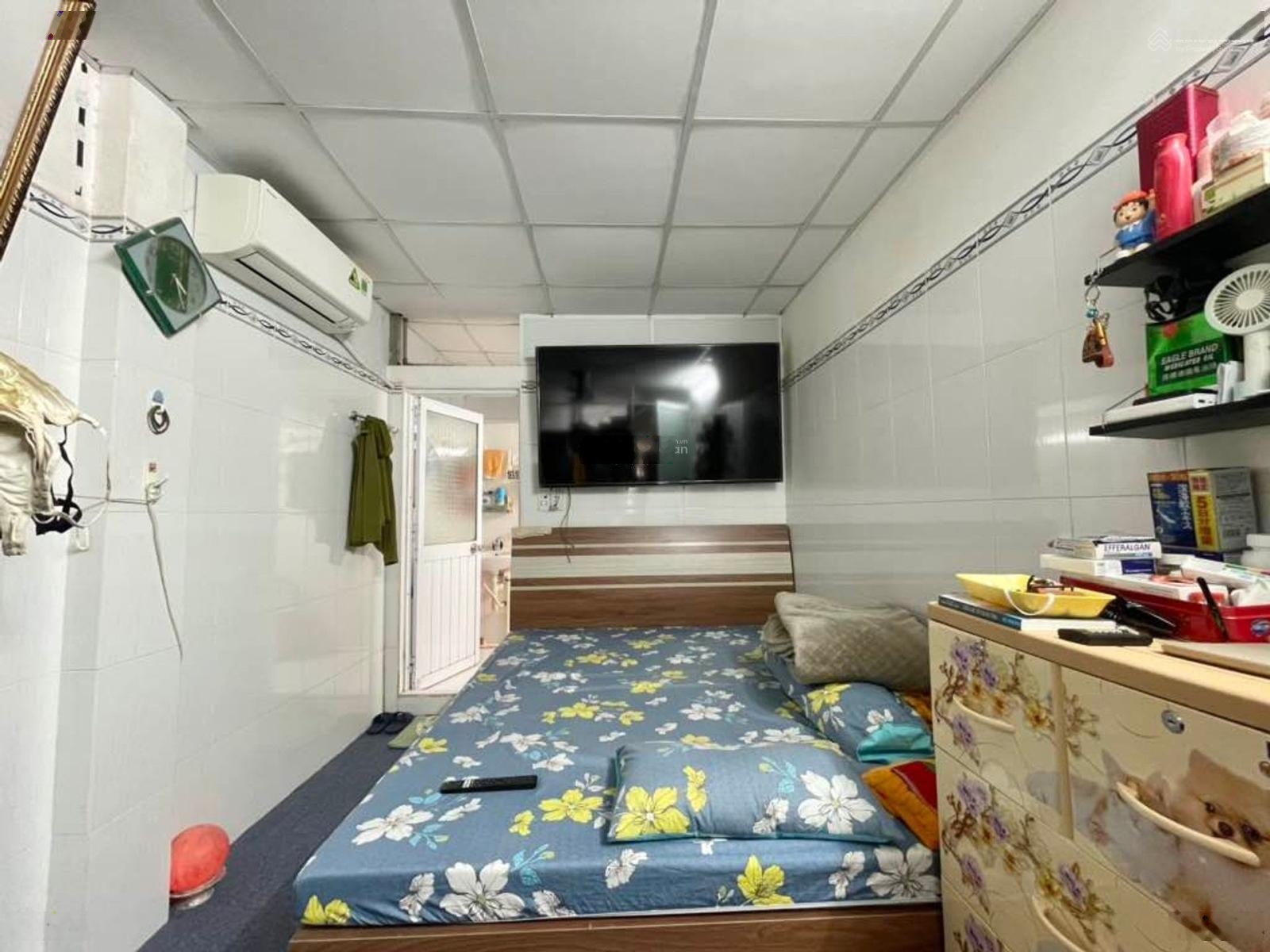 Chủ nhiệt bán giảm mạnh 300 triệu - cách mặt tiền 20 m - gần ngã tư Nguyễn Văn Đậu - Lê Quang Định