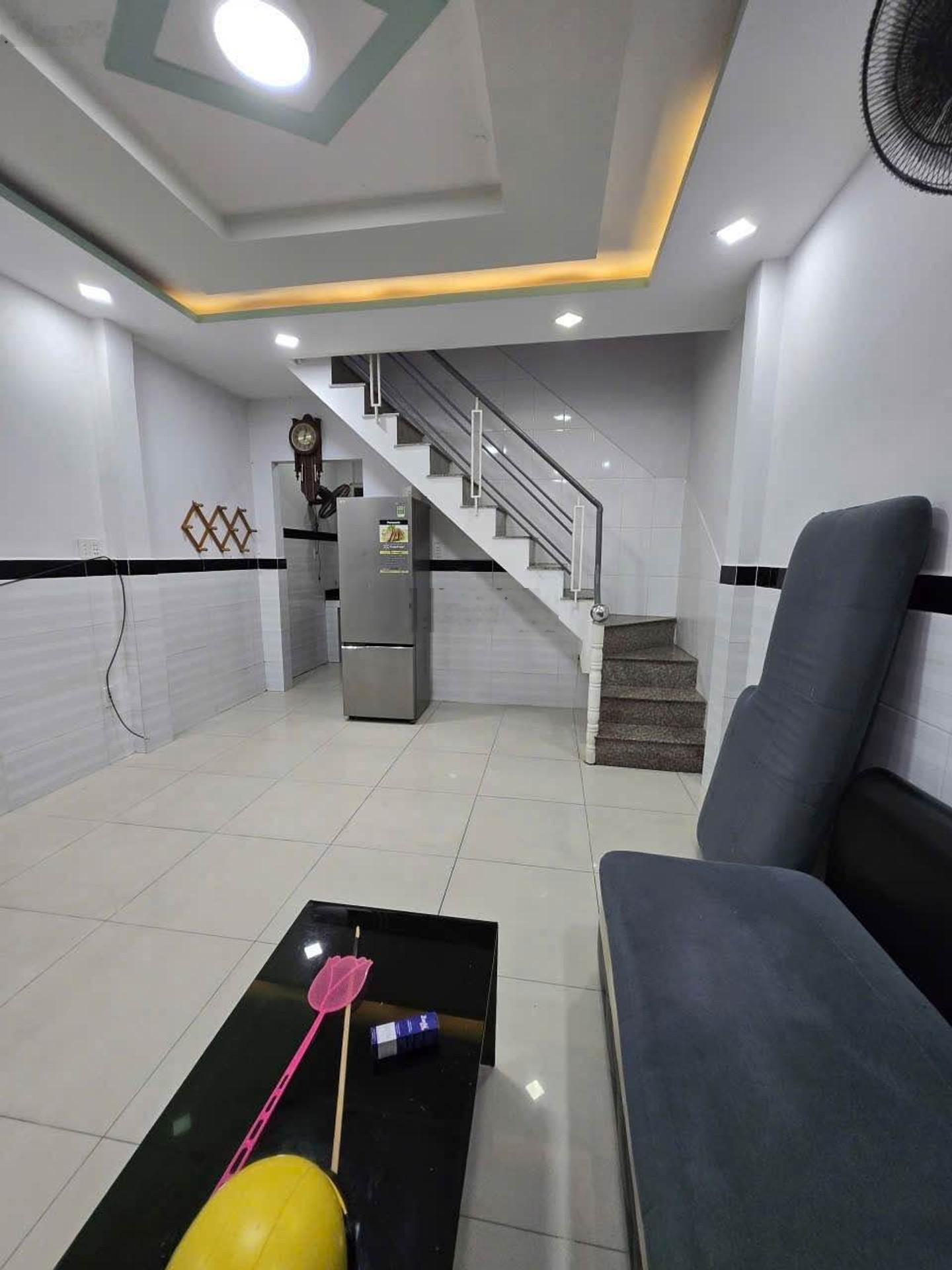 Bán nhà đường Bờ bao Tân thắng , Tân Phú . DT 4x 10 giá 4,3 tỷ . Sổ Hồng riêng , hoàn công đủ .