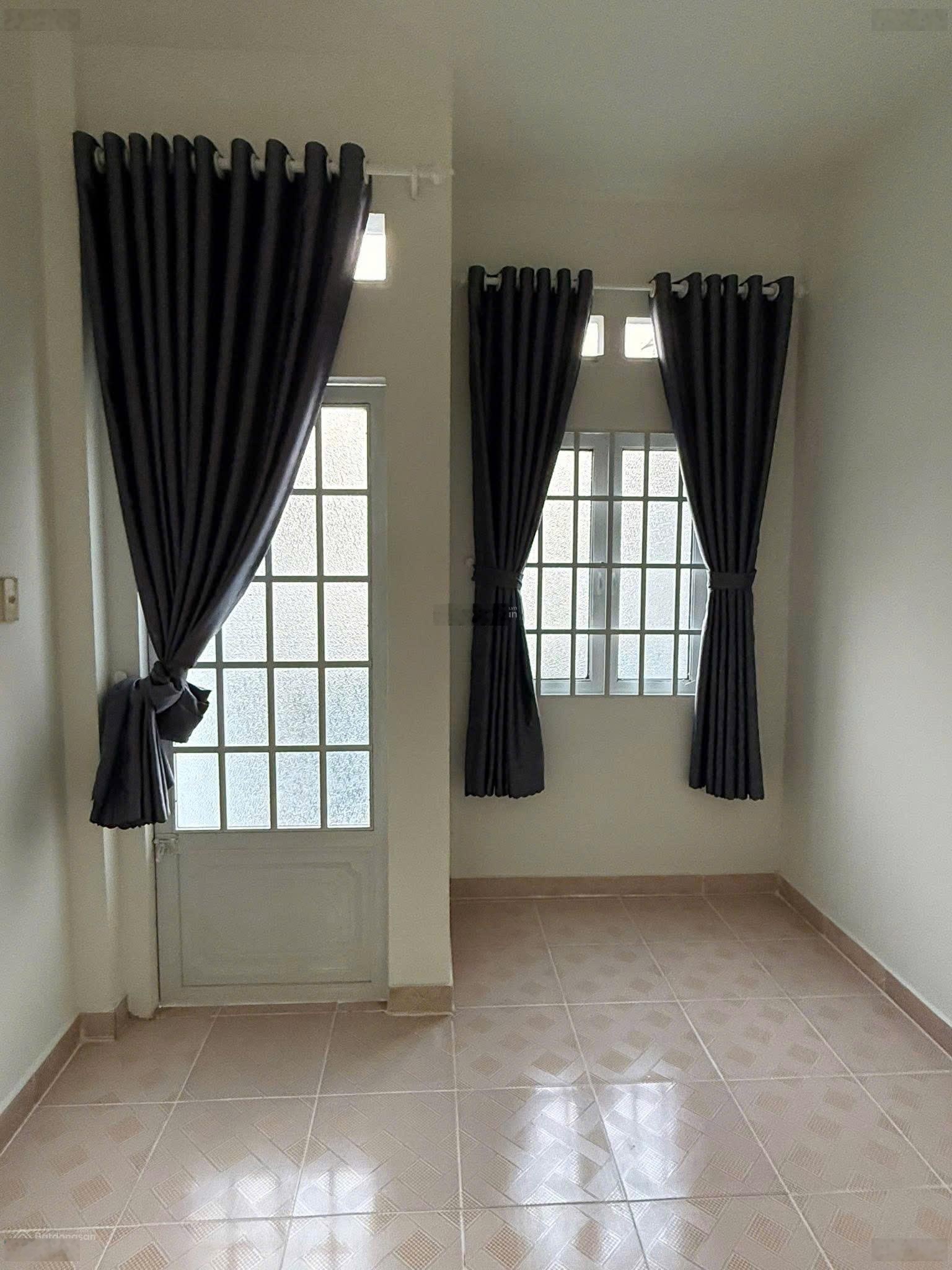 SHR giá 1.998 triệu, nhà giáp đường 3 xe oto né nhau, cách đường chính 20m