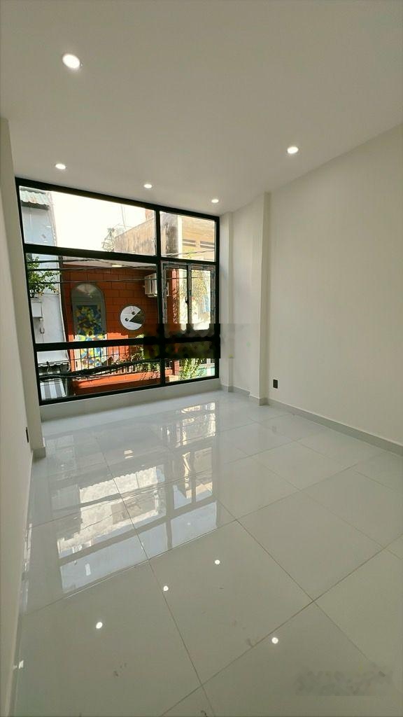 Bán gấp NR 3PN, 4WC, 33m2 tại Nguyễn Văn Cừ, Cầu Ông Lãnh, Q1, 5,9 tỷ VND