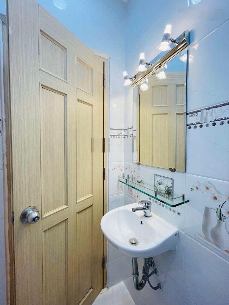 Giảm sốc 300 triệu giá mới chỉ 4,95 tỷ nhà đẹp 5 tầng btct hẻm xe hơi nguyễn hồng đào p14 tb