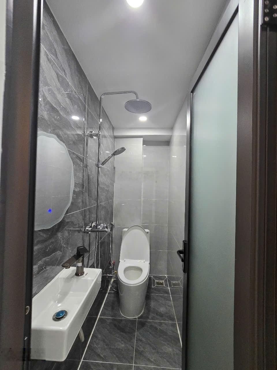 Bán căn nhà 3 tầng đẹp đường Cống Lỡ, P.15