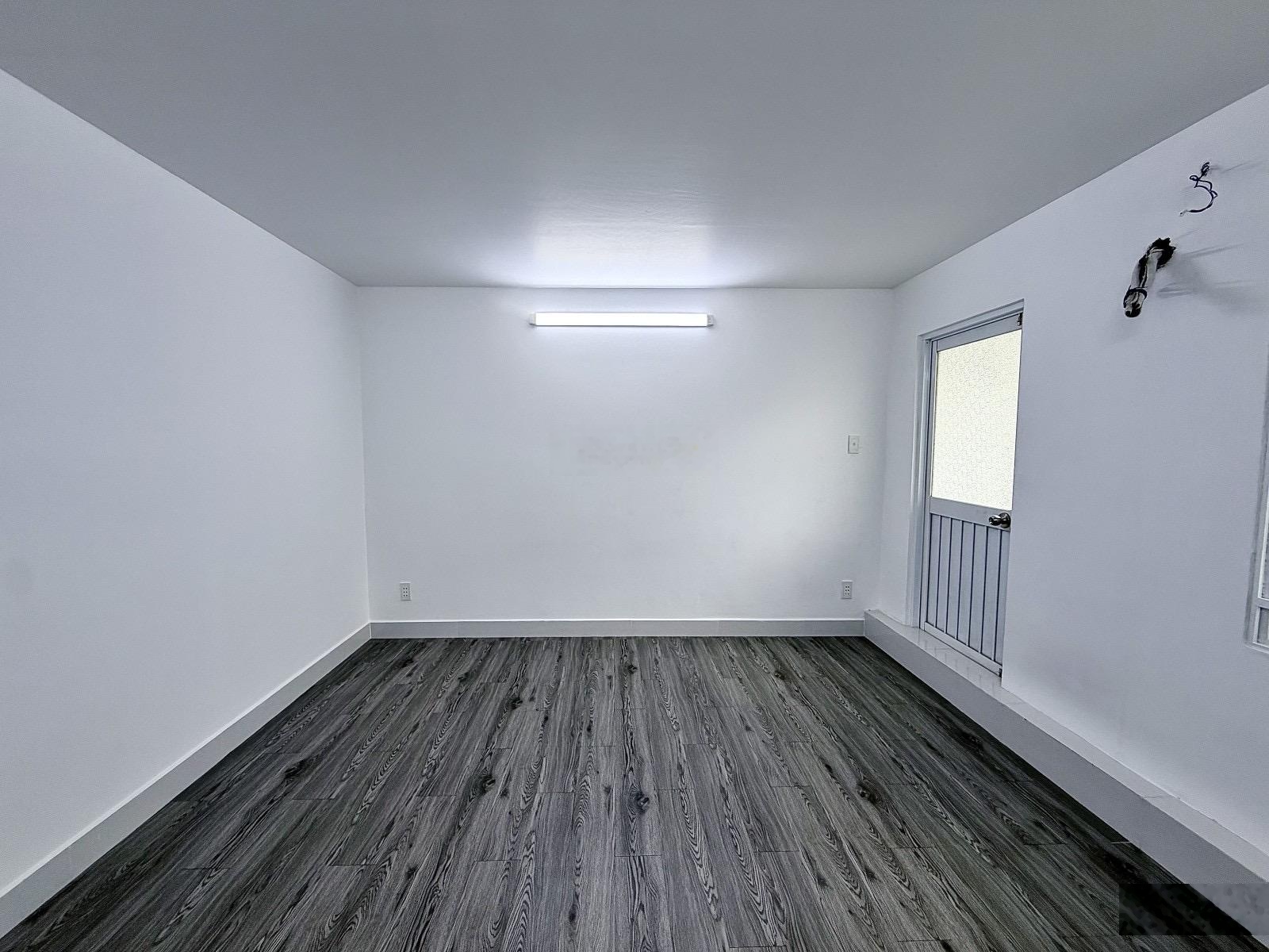 Lạc Long Quân Sát Quận 10 Gần 45m2 ngang 4.2 Bề Thế 2BTCT Nhà Còn Mới Đẹp chỉ 4đ5 còn TL.