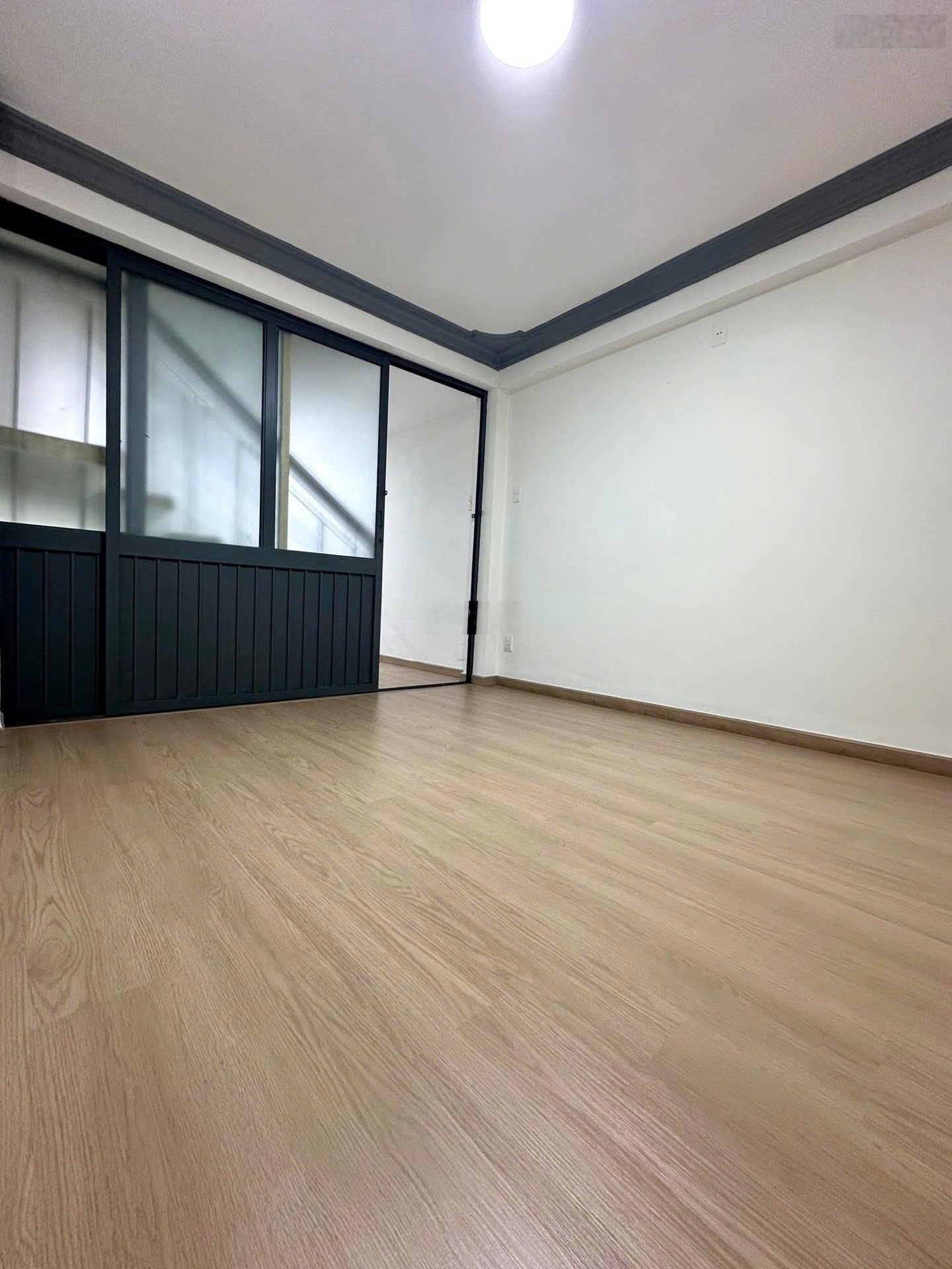 Bán nhà 3 lầu có sẵn 5 phòng toilet riêng Nguyễn Lâm, Quận 10, DT: 175m2, giá 7.4 tỷ