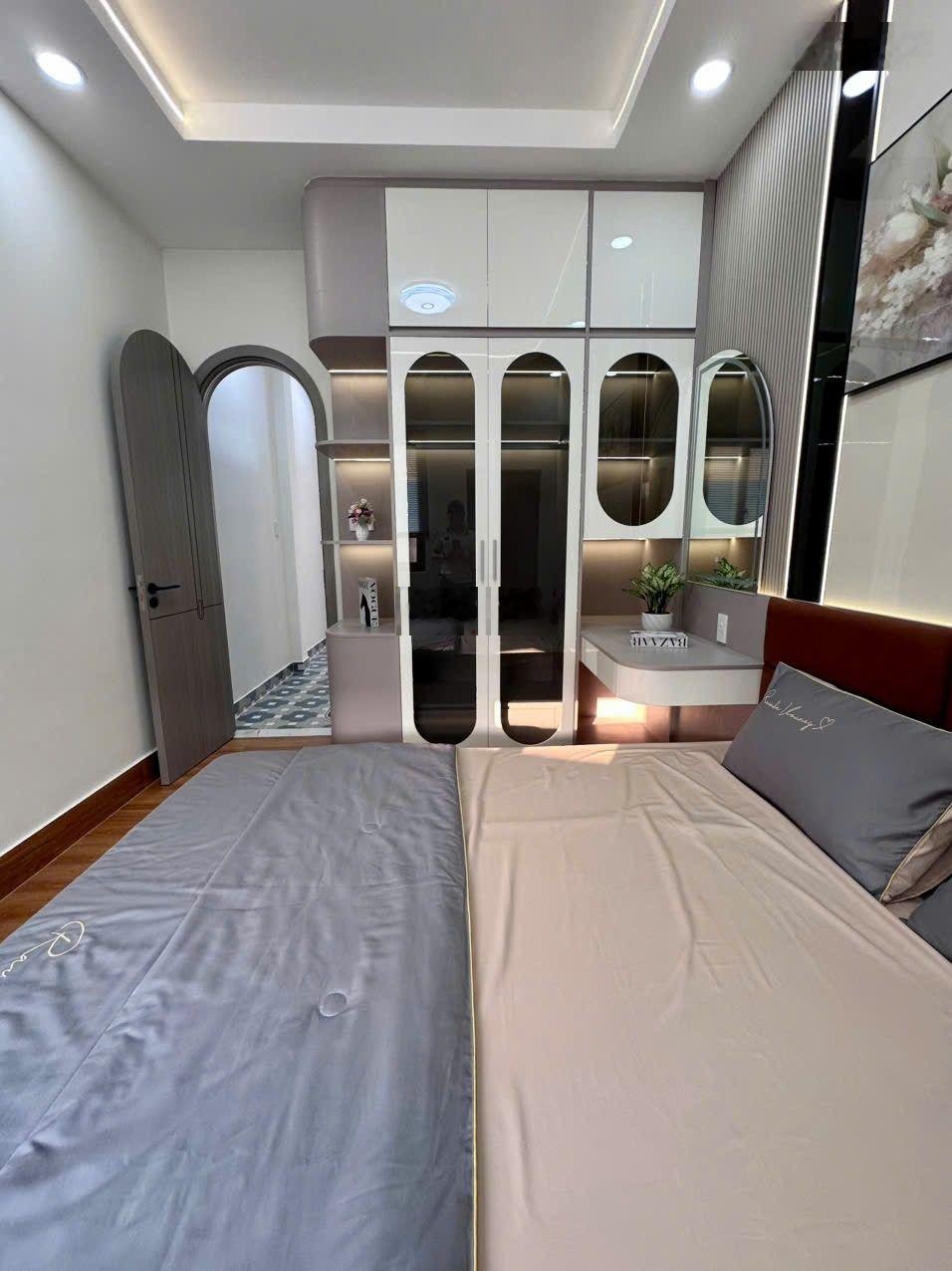 Nhà mới đường Hoàng Bật Đạt, trệt, lầu, tặng Full NT, 3PN, 4WC, hẻm gần 4m, giá chỉ hơn 5 tỷ