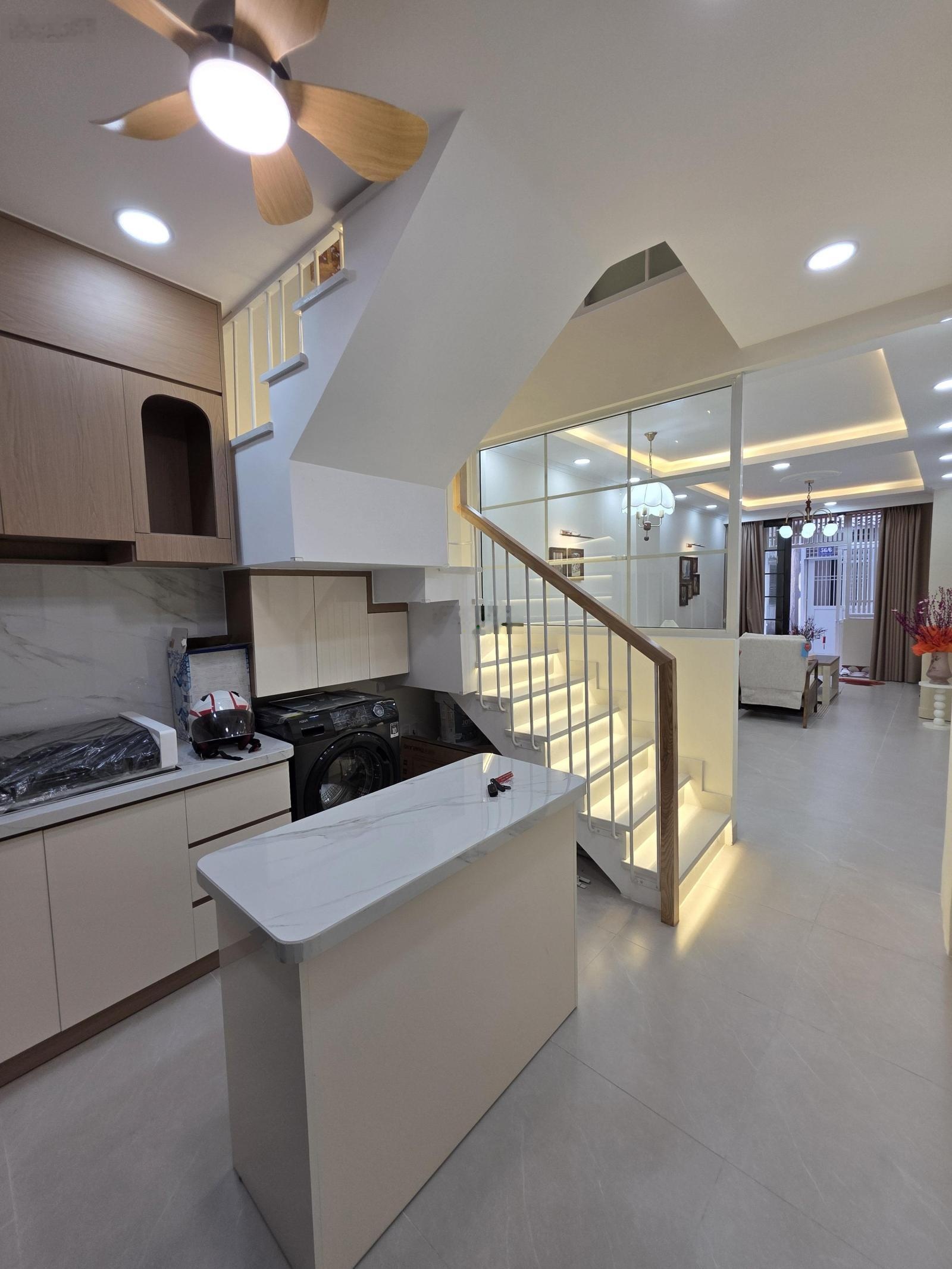 Nhà đẹp full nội thất. DT 3.4m x 13m trệt 1 lầu 3PN sát mặt tiền Tô Hiến Thành.