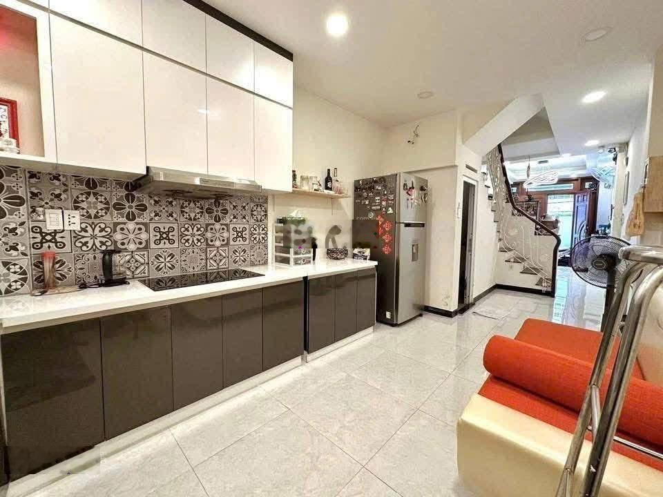 Nhà đẹp giá siêu hời giá4Tỷ2/71,5m2 đường Trần Nhật Duật-Tân Định-Q1 cho thuê 28tr gần chợ Tân Định