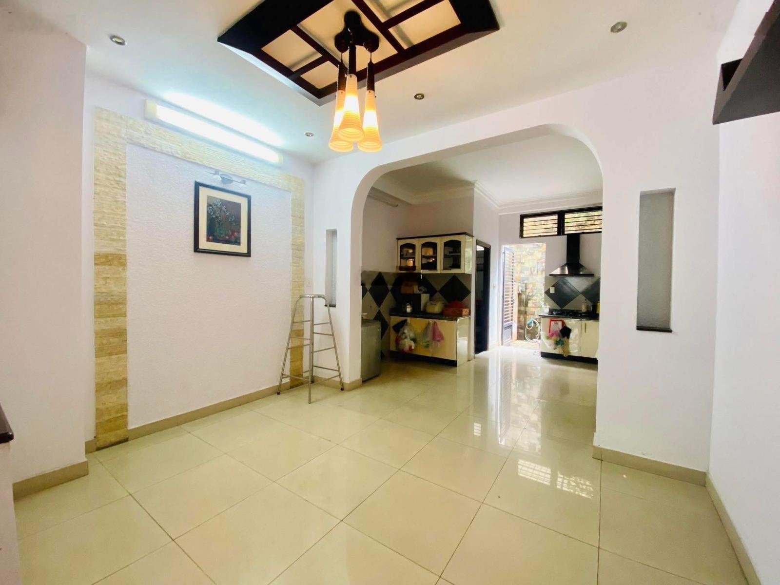 Cô Năm bán nhà An Dương Vương-Quận 5 giá 3tỷ520/68,3m. Nằm gần chợ An Đông. Cho thuê 25 tr/ tháng.