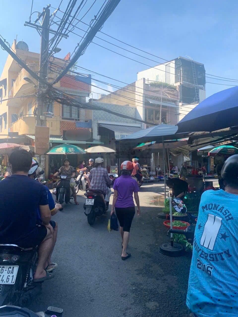 Bán nhà 2 lầu (6x20m), giá 950 triệu. Sổ Hồng riêng. Ngay chợ Bờ Ngựa. Đang cho thuê 15tr/tháng.