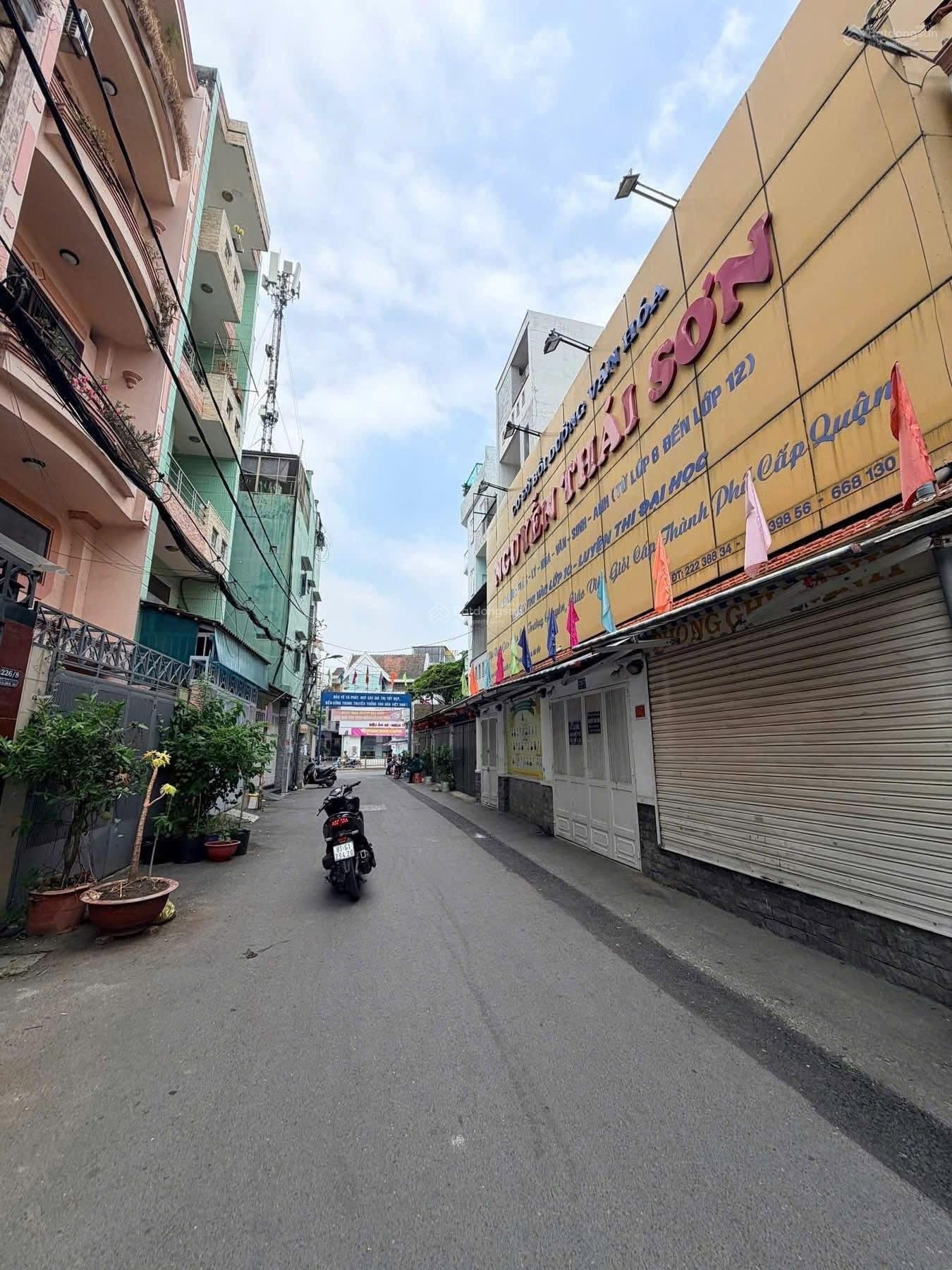 Nhà góc 2 mặt tiền hẻm xe hơi 24,2m2 đường nguyễn thái sơn phường 4