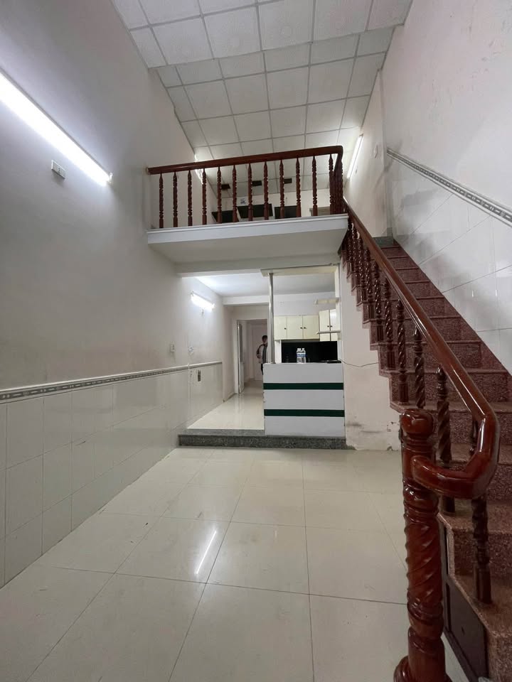 Bán nhà hẻm cạn sau một căn mặt tiền đường Nguyễn Thái Học, phường Quy Nhơn Nam, giá 2.35 tỷ