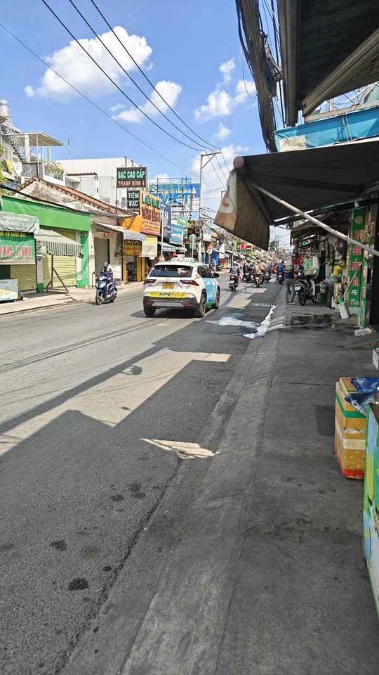 Bán nhà mặt tiền đường Phan Văn Hớn, ngay chợ Bà Điểm, giá 15 tỷ