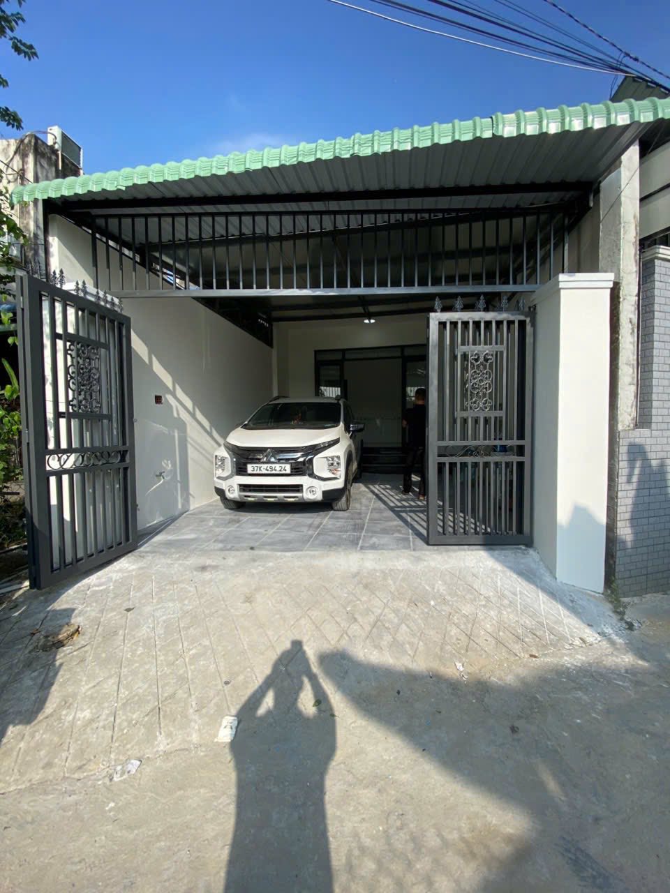 Bán đất tặng nhà kiên cố, sân ô tô tại Tân Đông Hiệp, Bình Dương, giá 2.35 tỷ