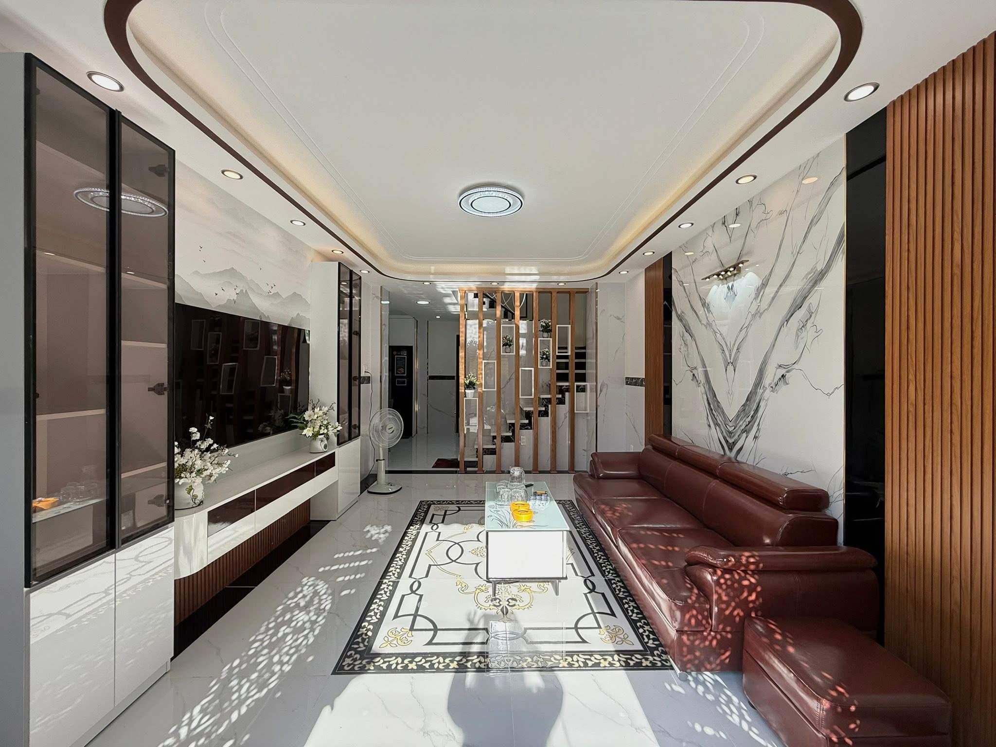 Bán nhà phường Lĩnh Nam, diện tích 40m2, full nội thất xịn, ngõ nông, gần phố