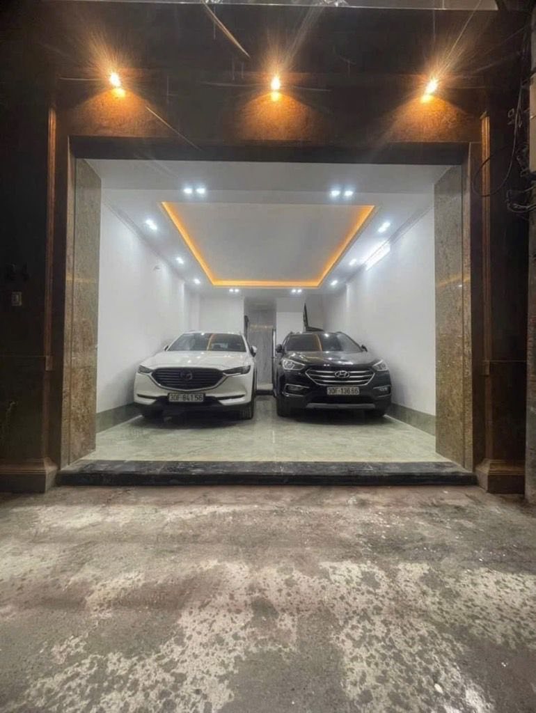 Bán nhà Phạm Văn Đồng, Cầu Giấy, 6 tầng thông sàn, thang máy, giá 13.6 tỷ