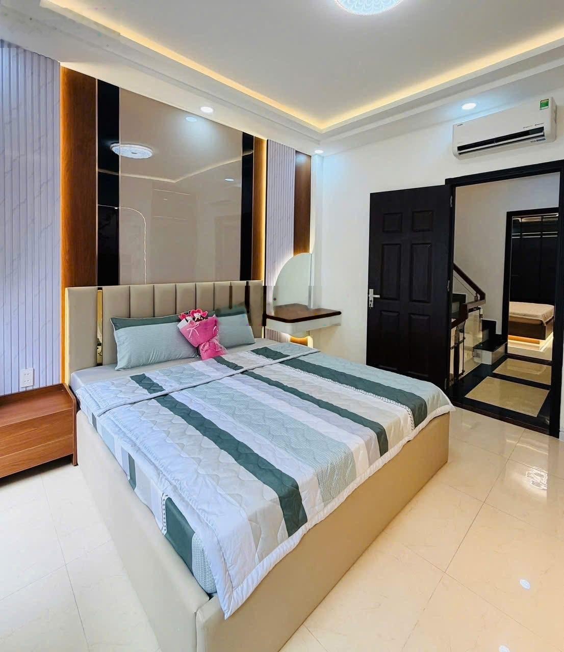 Bán nhà cách mtđ chỉ 40m ngay trung tâm phan văn trị, gò vấp. chỉ 4 tỷ 960/60m2. shr!!!