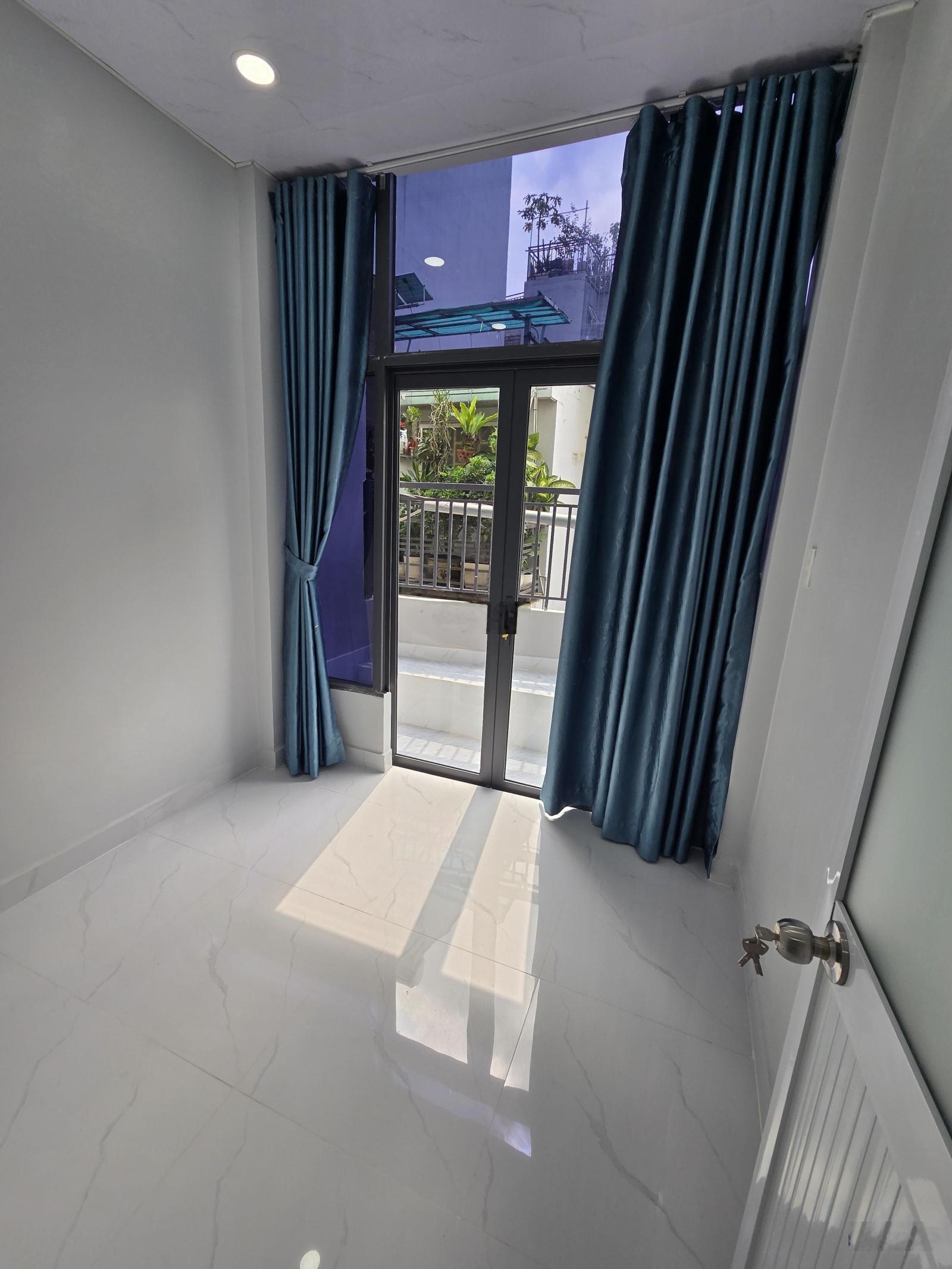 Nhà đẹp, sổ riêng trệt 2 lầu có 4 phòng ngủ ở Huỳnh Tấn Phát Q7