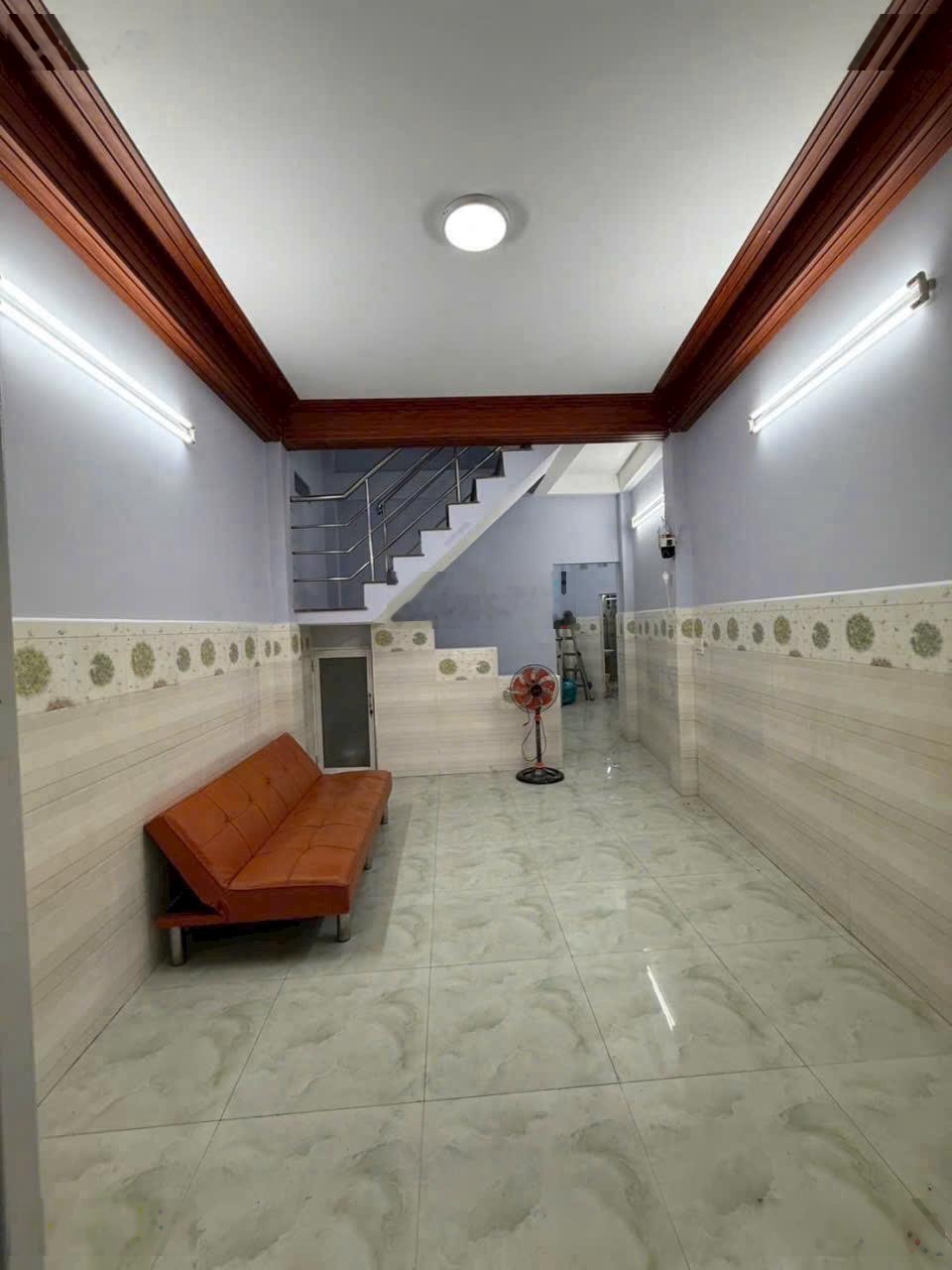 Nhà đẹp giá rẻ 39,5 m2 Lạc Long Quân 2 tầng BTCT vào ở ngay chỉ nhỉnh 4 Tỷ