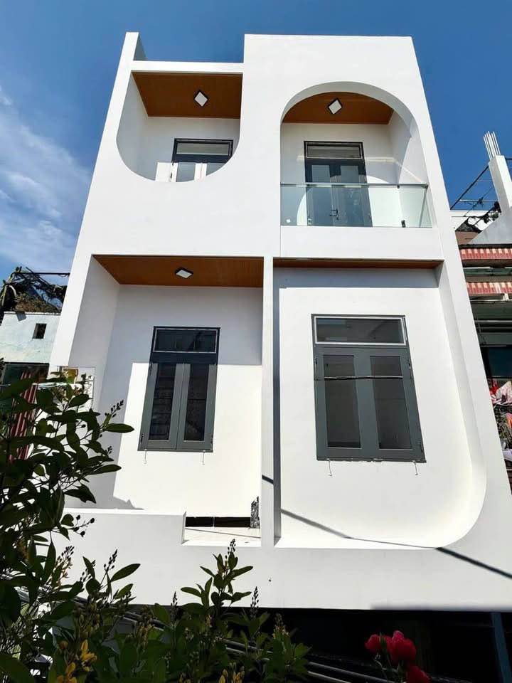 Bán nhà 3 tầng mới full nội thất, 3 phòng ngủ, hẻm thông, trung tâm phường Ngô Mây cũ, Quy Nhơn giá 2.95 tỷ