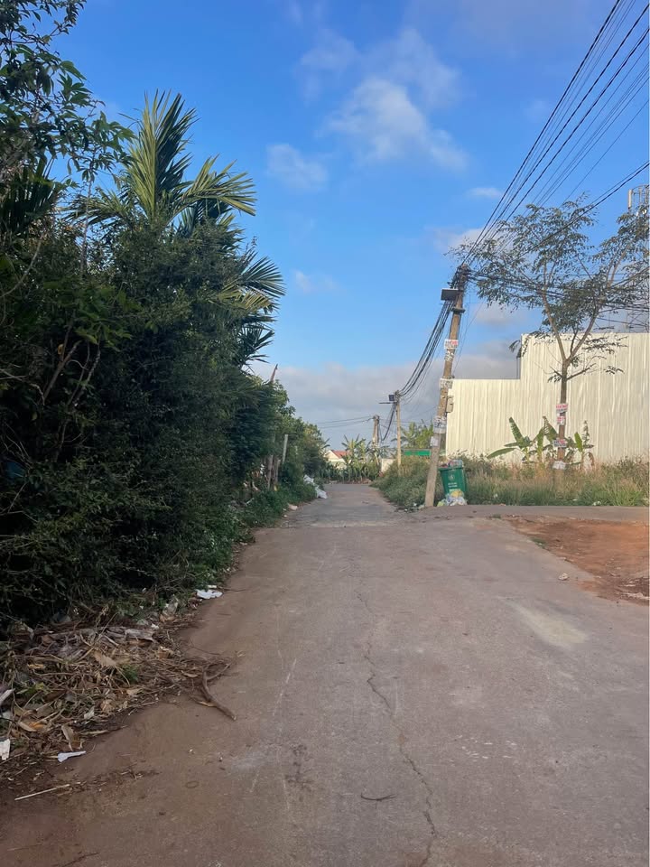 Bán đất mặt tiền đường Nguyễn Huệ, Đắk Lắk, đường rộng 2 ô tô tránh nhau