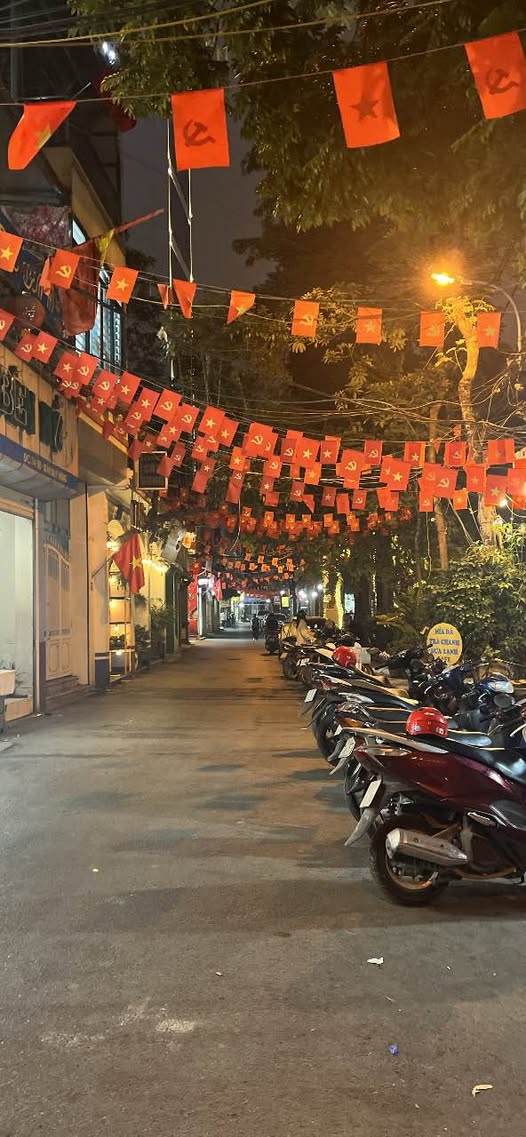 Bán đất tặng nhà tại đường Láng, Hà Nội, diện tích 60m2, mặt tiền 5.56m, ô tô đỗ cửa