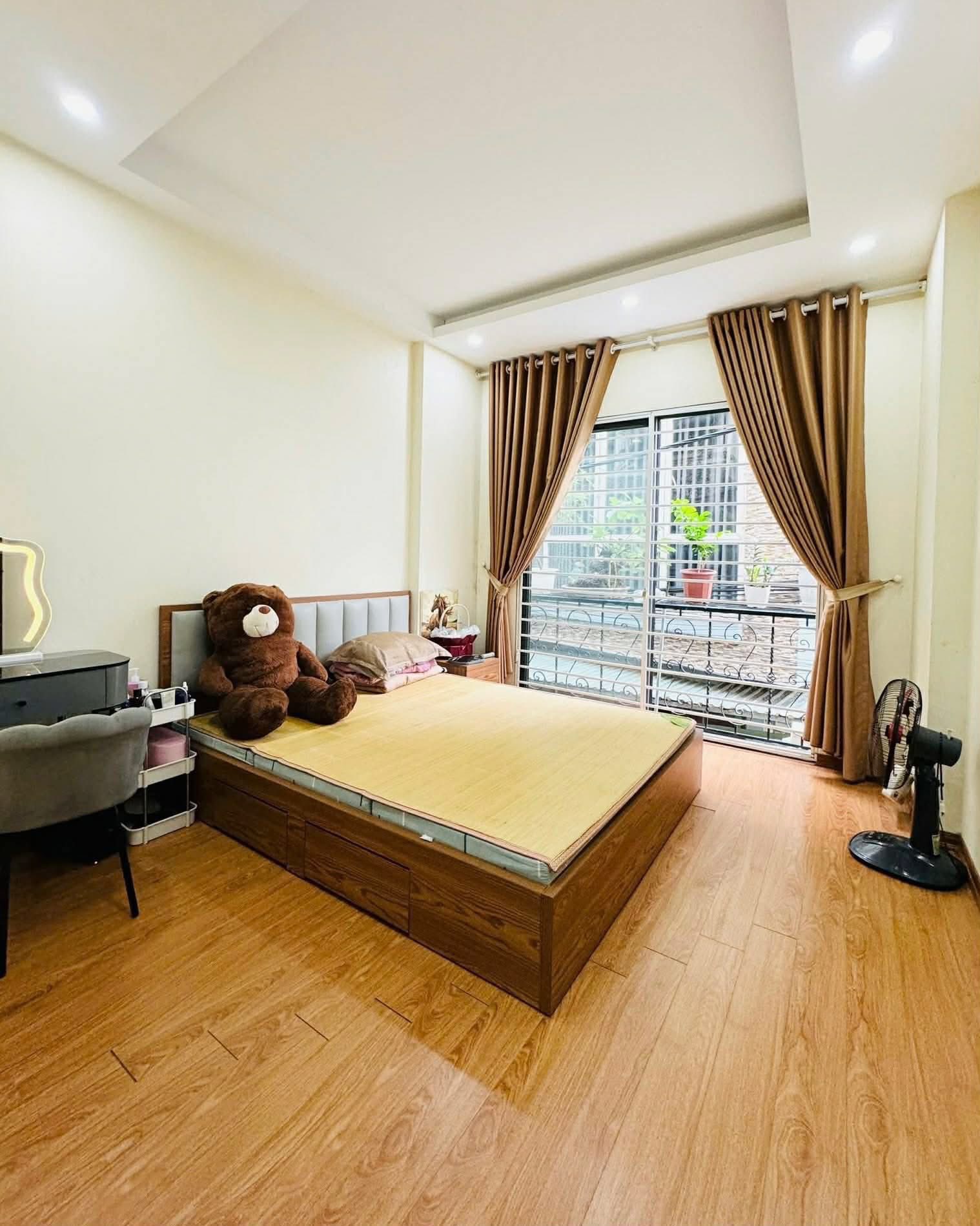 Nhỉnh 5 tỷ có ngay nhà 5 tầng, về ở luôn tại Cầu Diễn