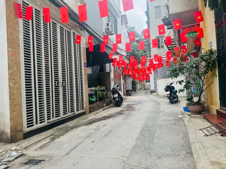 Bán nhà 38m² tại Thạch Bàn, Cổ Linh, lô góc, 1 nhà ra phố