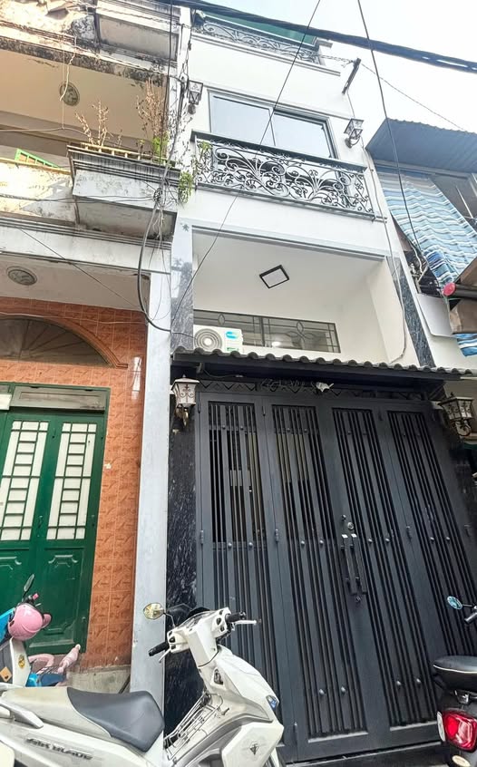 Nhà Quận 1 xinh xắn, 4 tầng, 5 phòng ngủ, tặng full nội thất, giá 6,7 tỷ