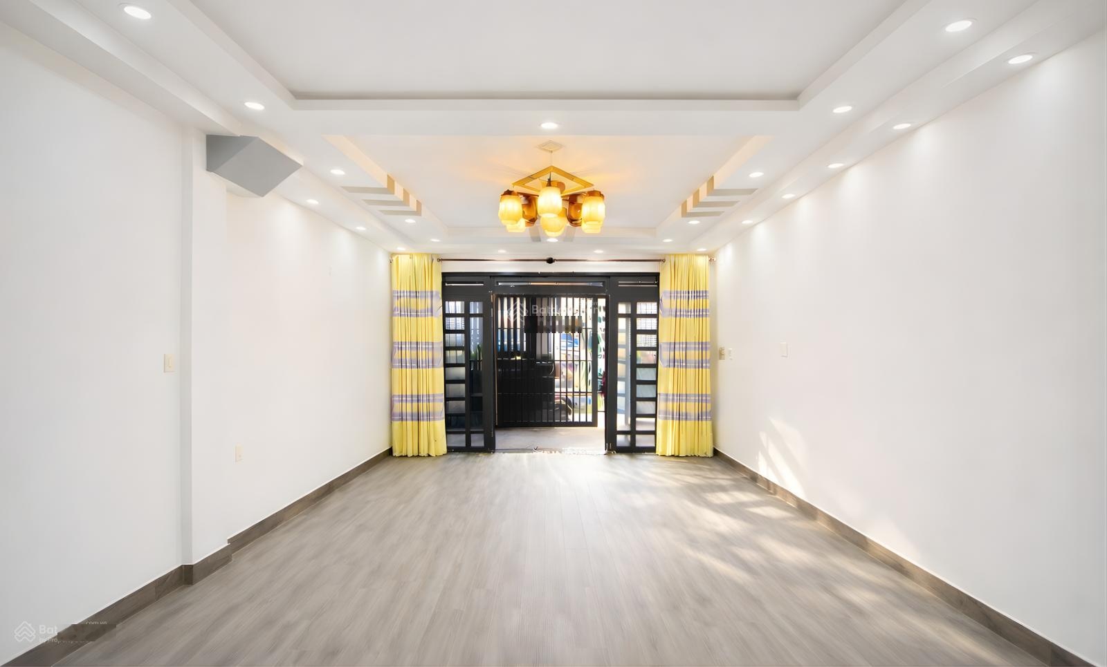 Lời ngay 300 tr, nhà sân nhỏ trẻ chơi, yên bình mỗi tối 2 phút tới trường, 4 căn ra MT, 90m2 dùng