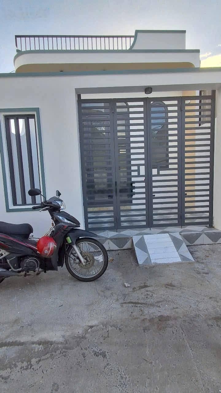 Chú hai cần về quê chăm mẹ nên bán gấp căn nhà cấp 4 ngay chợ bình chánh 120m giá 740tr