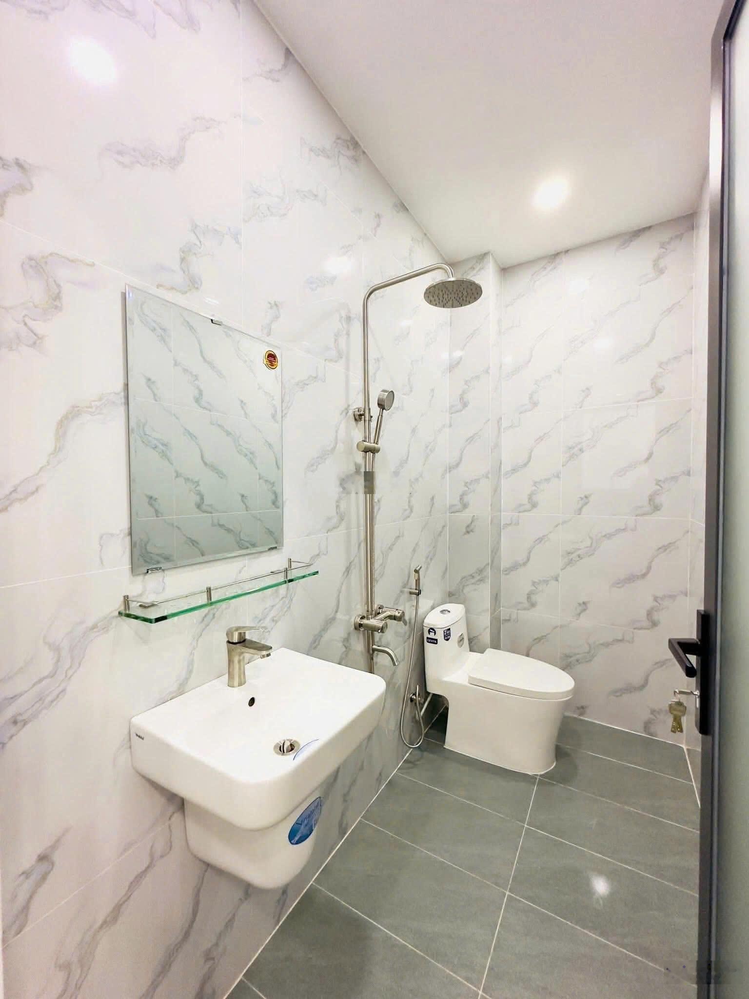 Thanh lí căn nhà 1 trệt, 1 lầu, SHR, hẻm 1/ ngay Cầu Tạm Rạch Cát