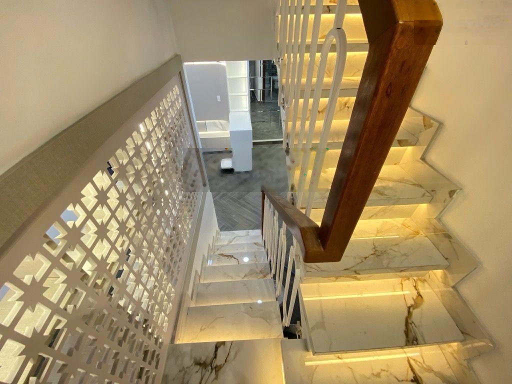 Bán nhà Tân Thuận. DT : 6mx5m. 2 tầng 2 pn. Sổ hồng. Cách đường ô tô 20m . Giá tốt nhất TT 3.9 tỷ